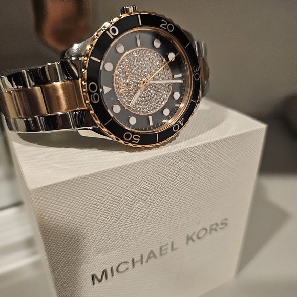 Michael kors womans Runway black dial rose two tone stainless steel watch - Picture 4 of 9